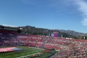 九游-浓眉哥回归赛场，挺进下一轮首场状态亮眼，雄鹿观众沸腾！的简单介绍