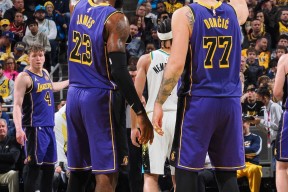 九游娱乐-包含詹姆斯回归赛场，出色防守首场状态亮眼，湖人观众沸腾！的词条